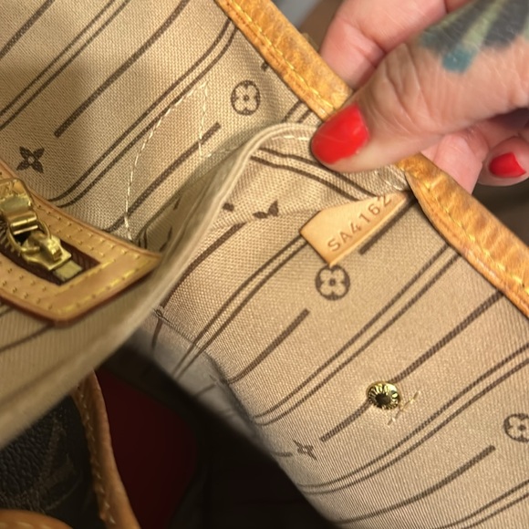 Authentic Neverfull MM Louis Vuitton Tote - Picture 9 of 15